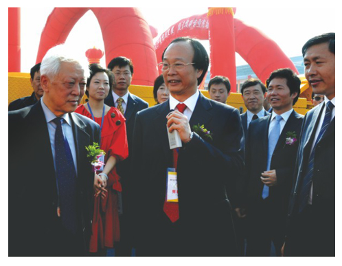 石華輝董事長為視察公司展位的全國人大副委員長周鐵農(nóng)介紹產(chǎn)品技術(shù)特點