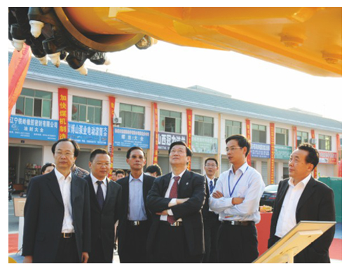 2008年9月中國煤炭工業(yè)協(xié)會第一副會長、黨委書記濮洪九在石華輝董事長陪同下視察公司展位